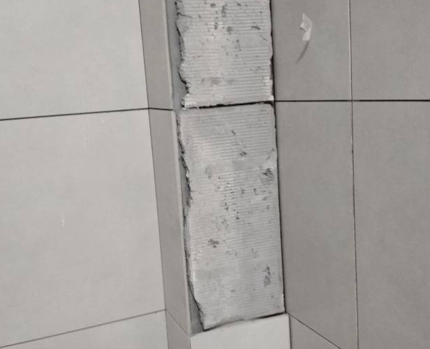镇江瓷砖空鼓维修公司分享下瓷砖施工前基层浇水润湿程度不足，可能导致以下问题