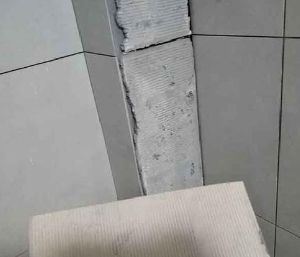 镇江瓷砖空鼓维修公司分享下厨房瓷砖脱落的补救措施。